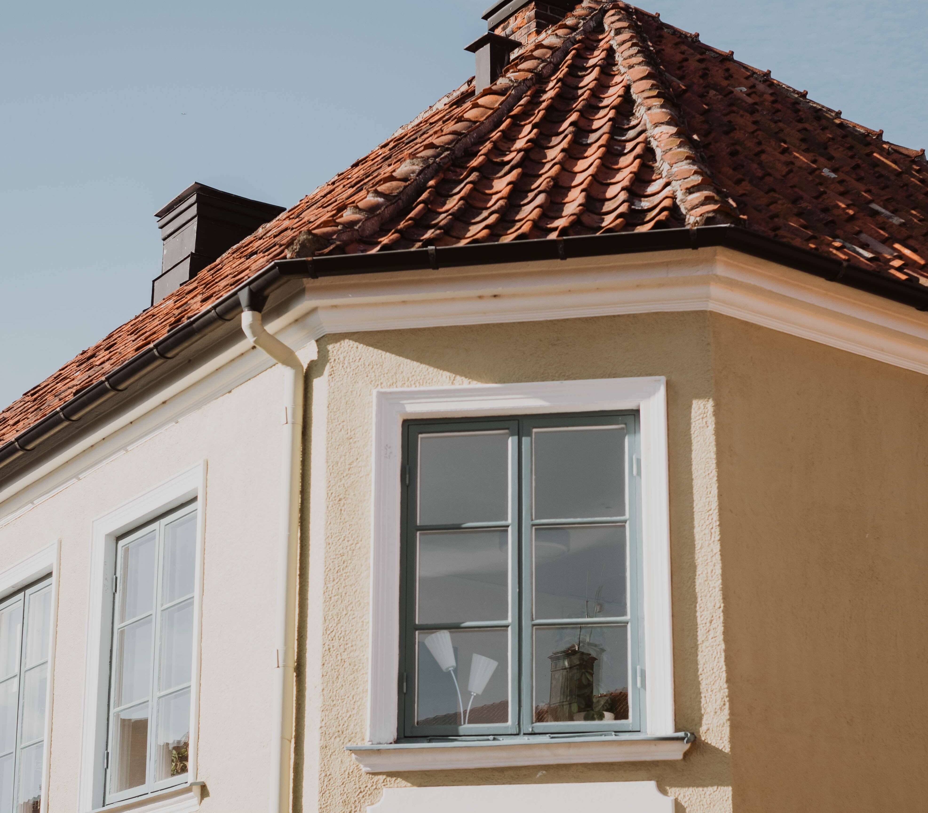 Couverture Langlois Caen vous propose de la rénovation de maison. Avec du traitement de charpente, de la pose de velux, isolation de toiture, isolation thermique et du ravalement de façade proche de Caen, Ouistreham, Cabourg, Bayeux et Thury-Harcourt