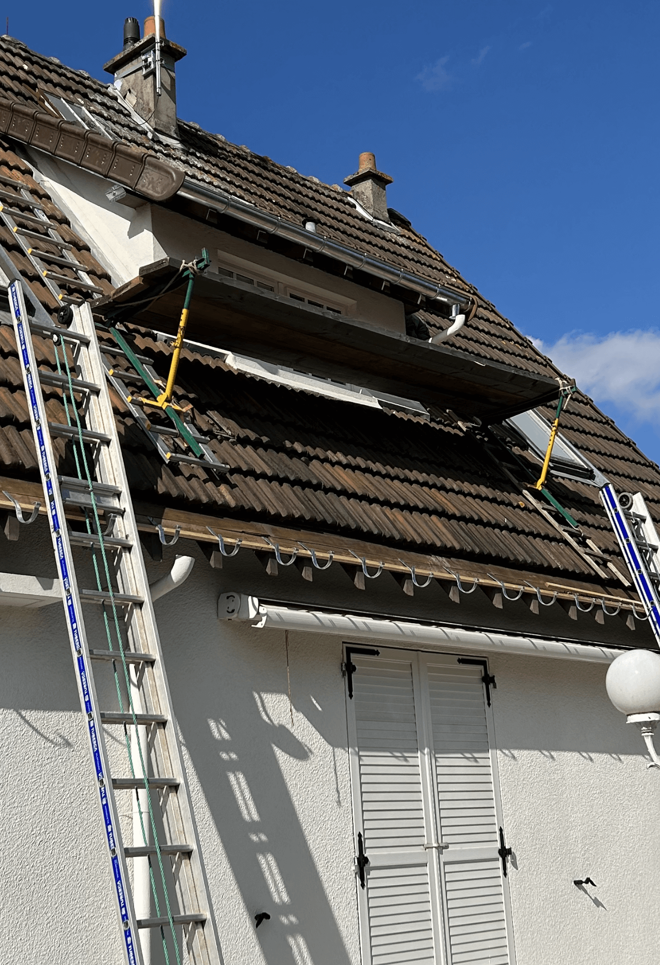 Couverture Langlois Caen vous propose la rénovation de votre maison. A votre choix : zinc, alu, carré, cuivre, noir, rectangulaire, plastique, blanche, une gouttiere pour votre maison